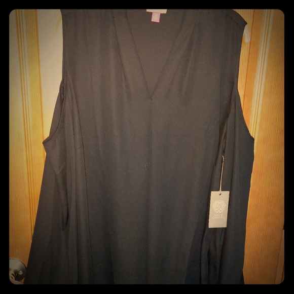 Vince Camuto Tops - Vince Camuto cold shoulder 2x crepe blouse